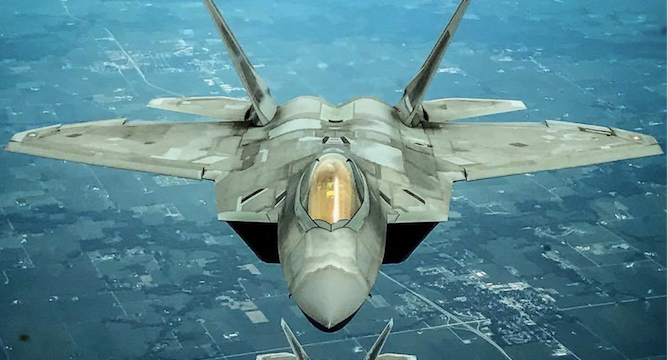 Солнце и песок – главные враги топового истребителя США F-22