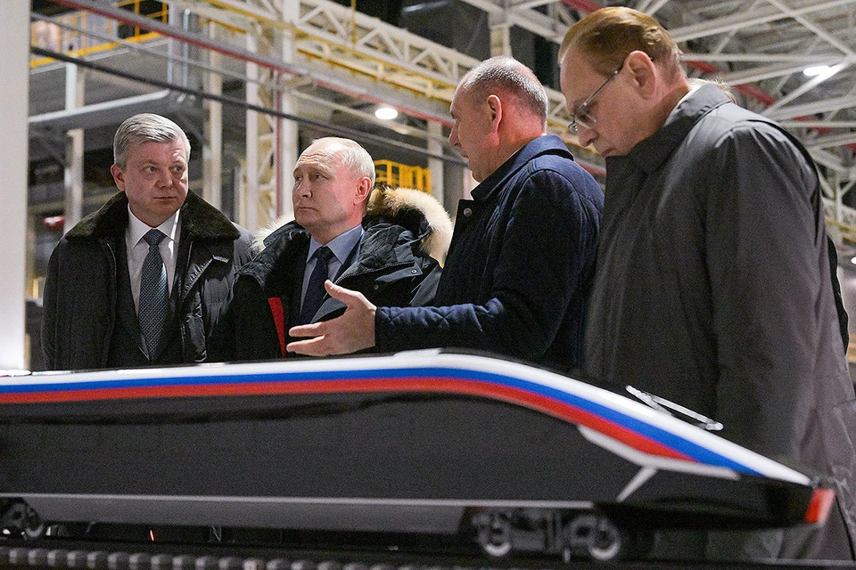 Президент Российской Федерации В.В. Путин осматривает макет поезда для ВСМ. (Источник: https://www.kp.ru/daily/27568.5/4892616/)