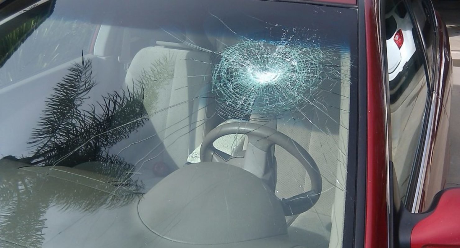 Как предотвратить разрастание трещины на лобовом стекле автомобиля