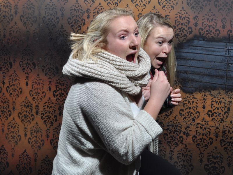 Страшно смешно: 25 эмоциональных фото из комнаты ужасов