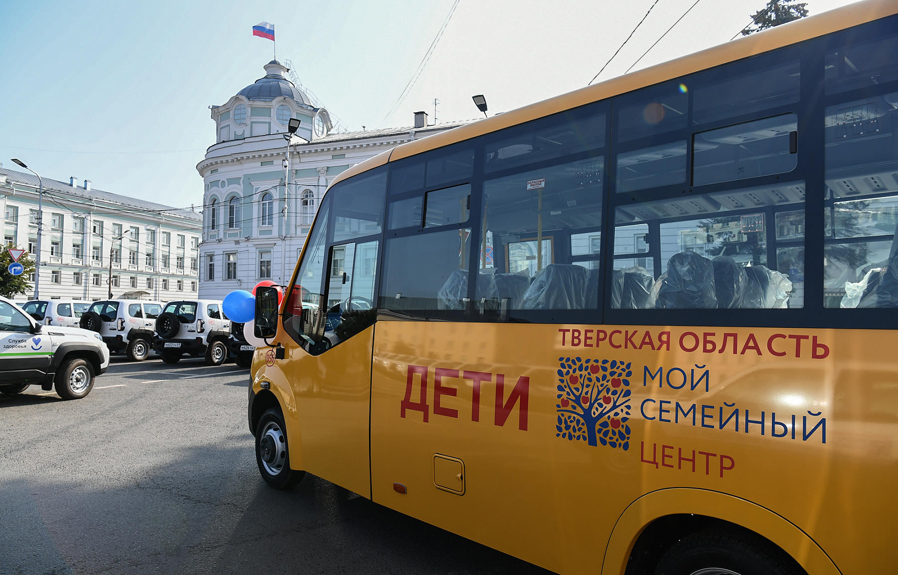 Семейные центры, школы и амбулатории Тверской области получили новый транспорт