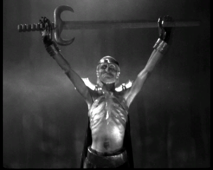 Почему Кощей Бессмертный всегда вооружен именно двуручным мечом?