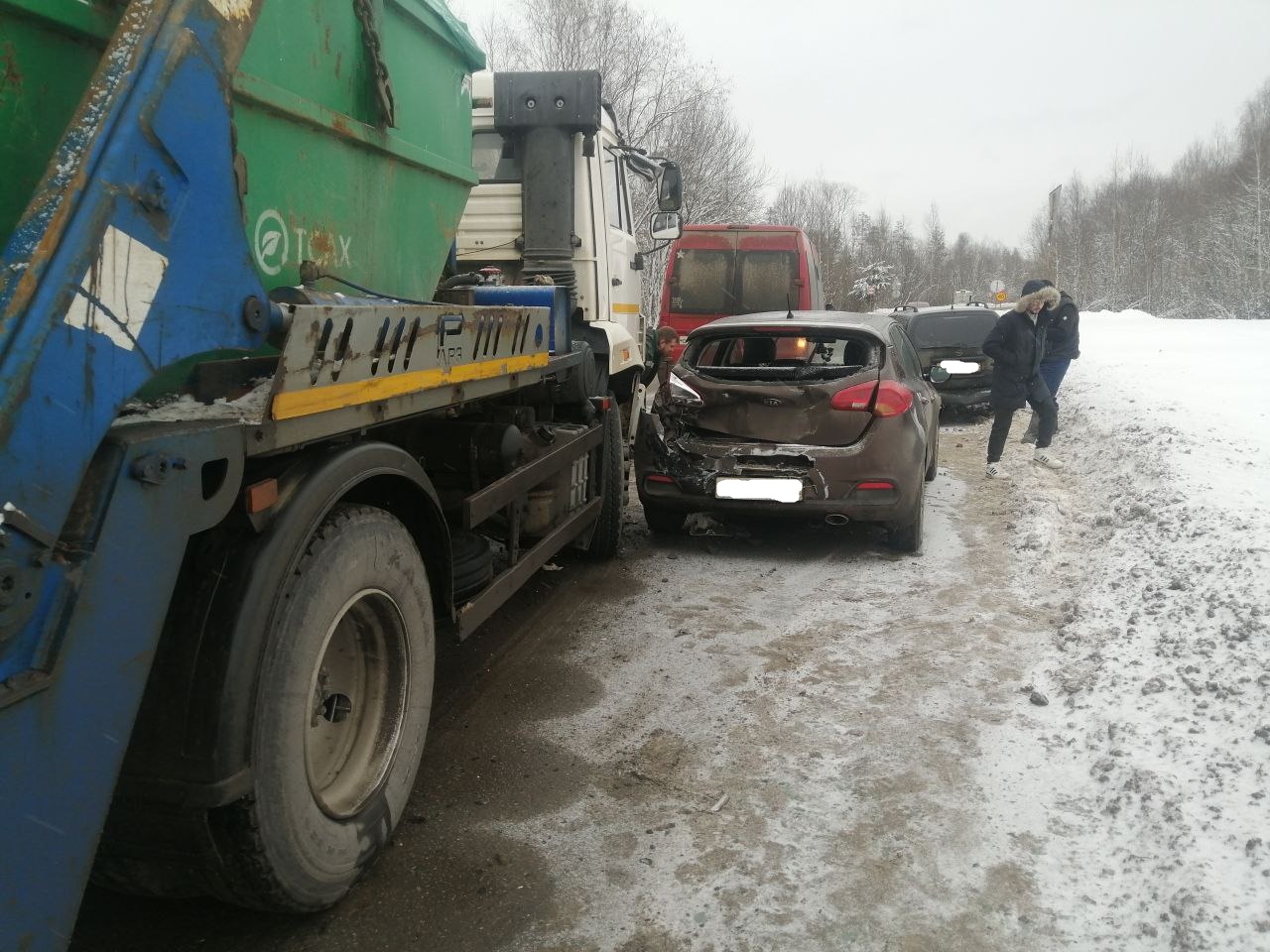 Четыре автомобиля столкнулись на дороге под Тверью