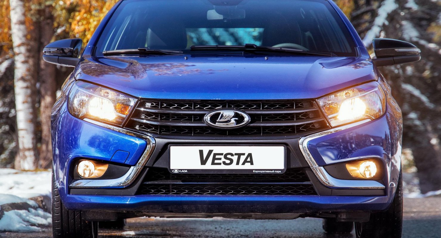 АвтоВАЗ снова упростит комплектации Lada Vesta, но сохранит цены Автомобили
