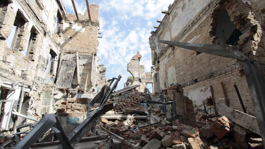 Дома в поселке Семеновка под Славянском в Донецкой области, разрушенные украинской армией в ходе военных действий в 2014 году