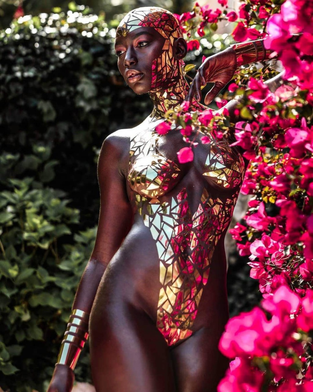 Провокационные купальники из изоленты снова вошли в моду 