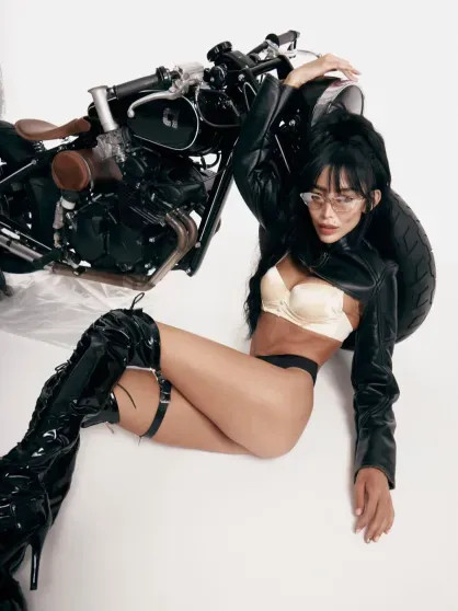 Жена Александра Цекало Дарина Эрвин снялась в нижнем белье на мотоцикле instagram (инстаграм),социальная сеть,александра цекало,г,Москва [1405113],дарина эрвин цекало