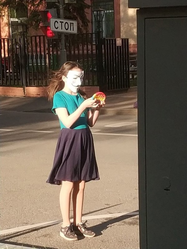 девушка в маске анонимуса