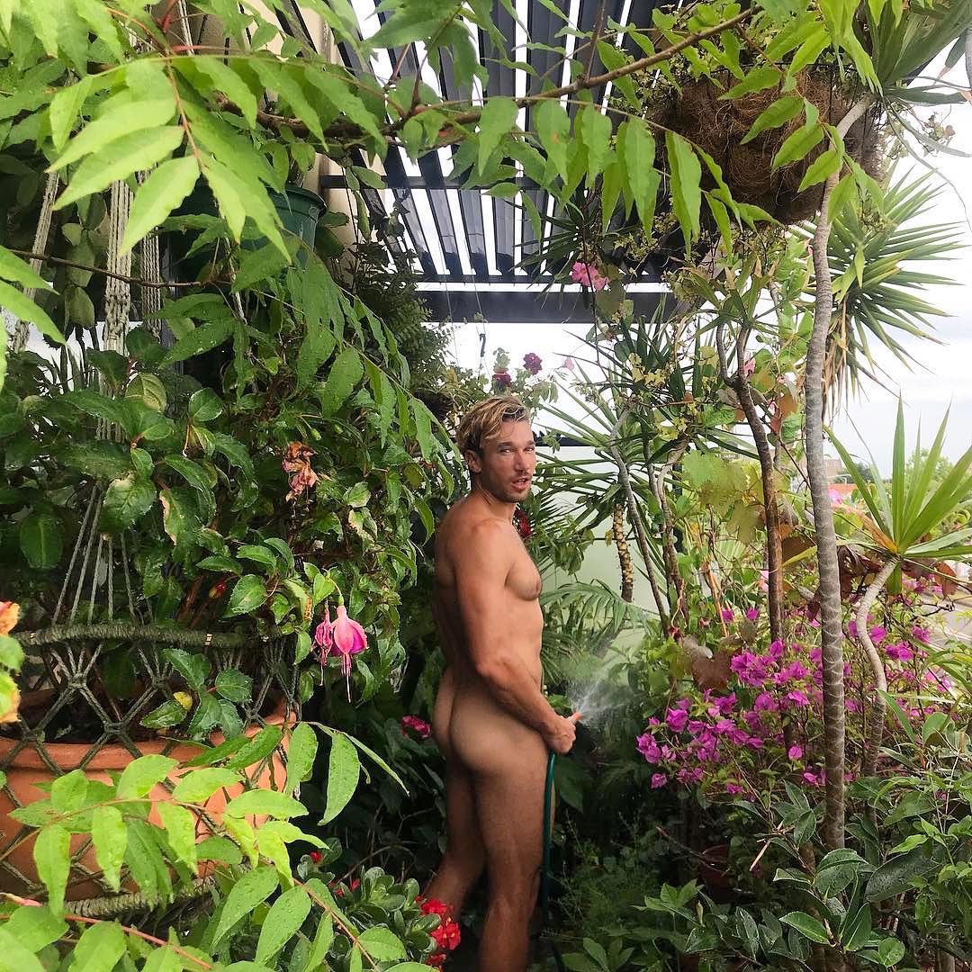 Популярный Instagram-аккаунт «Boys with Plants», где полуголые мужчины позируют с растениями 