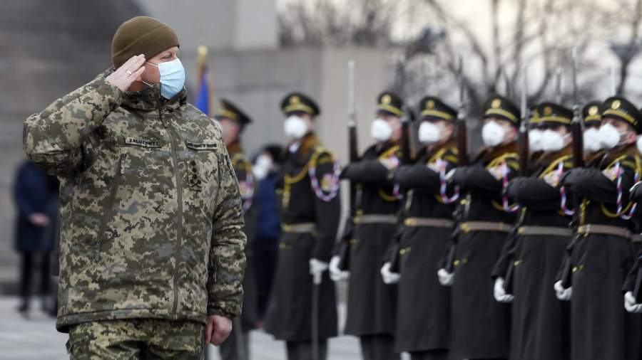лавнокомандующий вооруженными силами Украины Валерий Залужный (слева) во время церемонии возложения венка к памятнику на Виткове в Праге