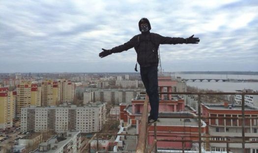 Фото где 1. Парень сидит на краю крыши. Человек стоящий на краю крыши. Мужчина стоит на крыше. Пацан стоящий на крыше.