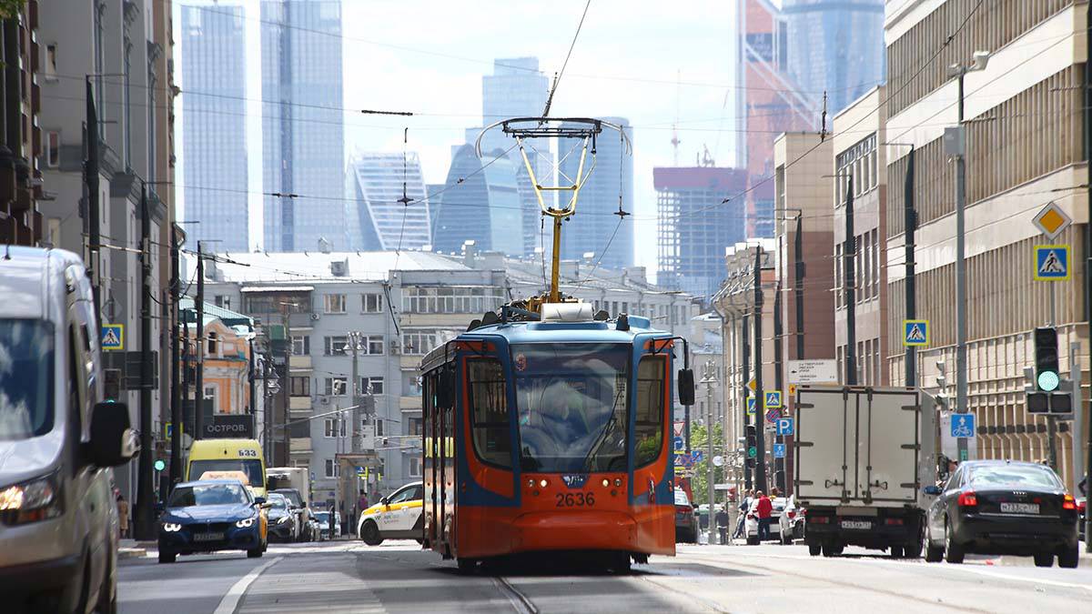 Трамваи задерживаются в центре Москвы из-за накренившегося дерева