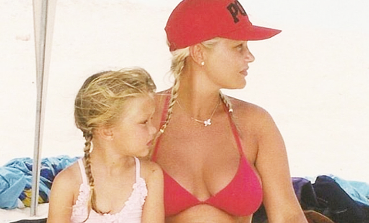 50 звездных семей: Джиджи Хадид, Джастин Бибер, Селена Гомес, Дрейк и другие опубликовали фото с мамами