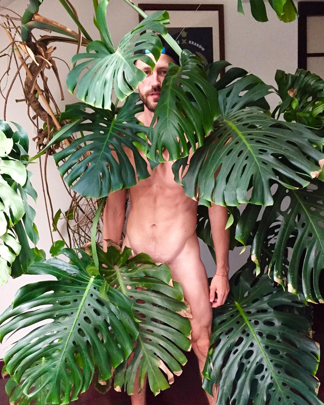 Популярный Instagram-аккаунт «Boys with Plants», где полуголые мужчины позируют с растениями 