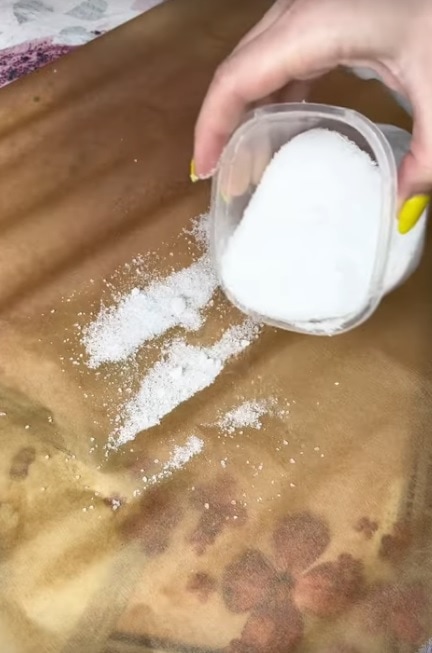 Зачем многие домохозяйки гладят соль? Оказывается все очень просто и полезно