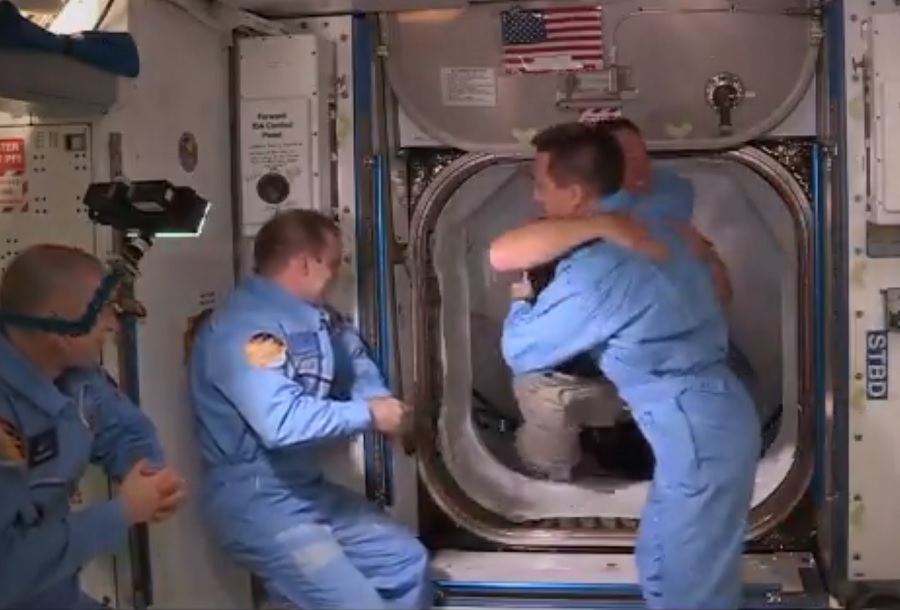 Экипаж космического корабля Илона Маска перешёл на МКС