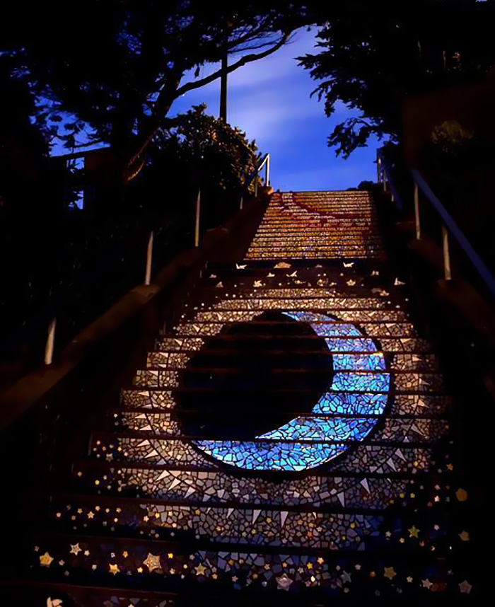 мозаичная лестница светится в темноте 