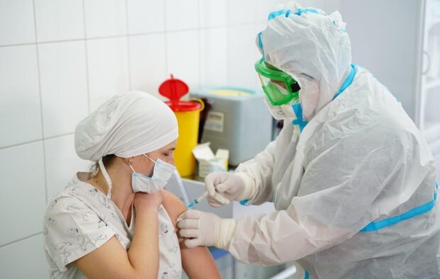 В Киевской области начали делать прививки от коронавируса: кто первым получил вакцину