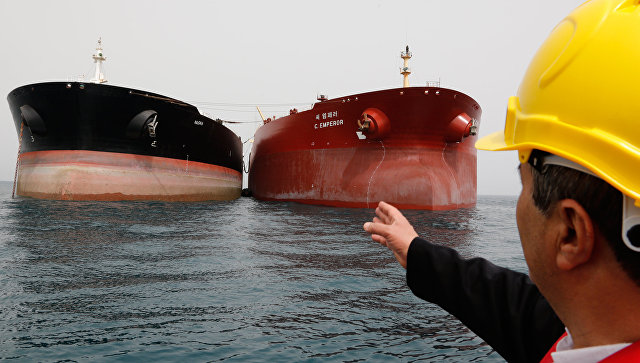 Нефтяные танкеры у нефтедобывающей платформы в районе иранского острова Харк в Персидском заливе. Архивное фото