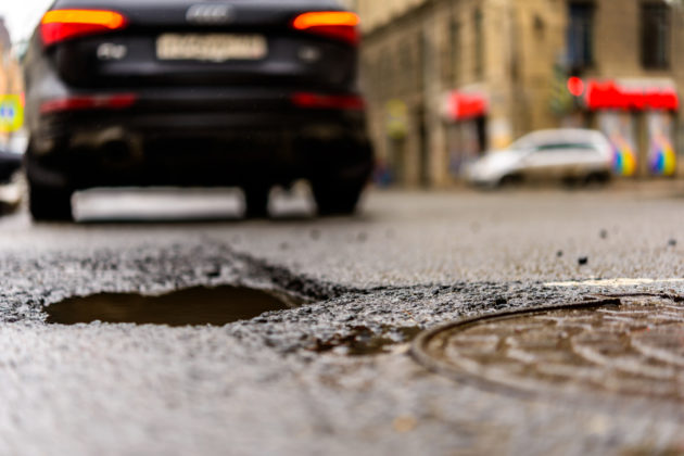 Что делать, если вы повредили свой автомобиль из-за дорожной ямы? авто,автоновости,гибдд,машины,пдд