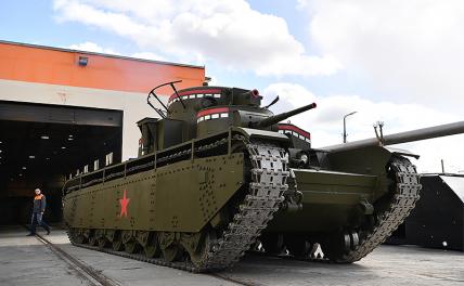 На фото: во время презентации модели танка Т-35