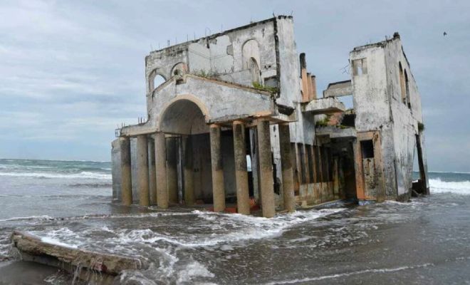 Мужчина увидел на морском пляже в воде каменный дом. Местные не смогли объяснить, как он там появился