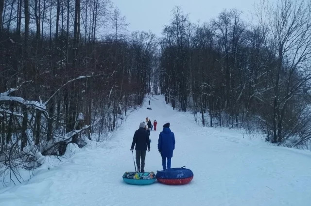 Кататься на тюбинге с необорудованных горок не запрещено, но смертельно опасно.