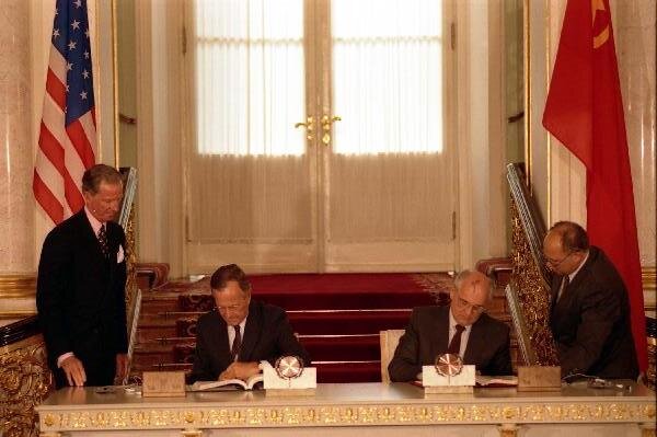 Джордж Буш-старший и Михаил Горбачёв подписывают договор СНВ-I