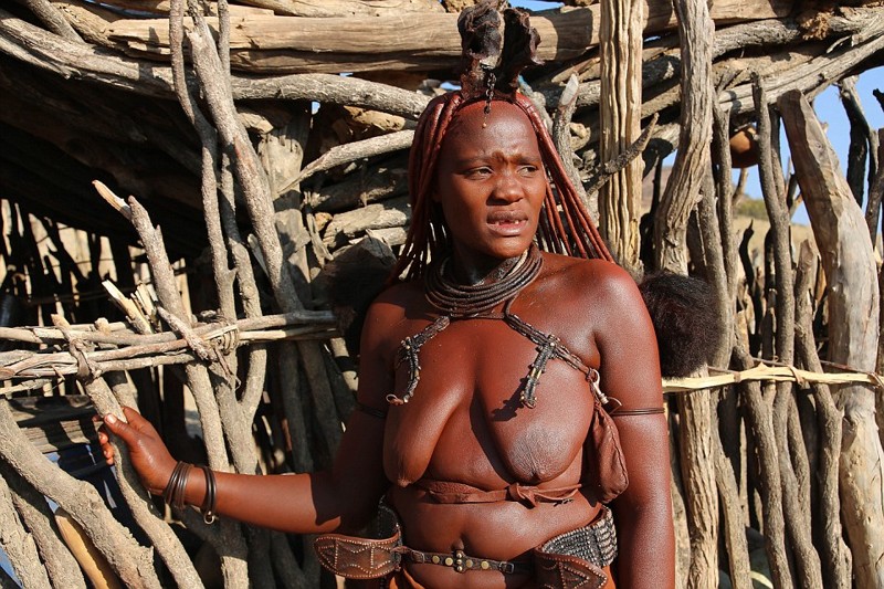 Там, где традиция столкнулась с современностью: африканка из племени в супермаркете африка, глобализация, намибия, племя