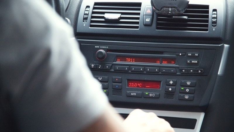 Российских водителей будут штрафовать за замену аудиосистемы в машине Общество