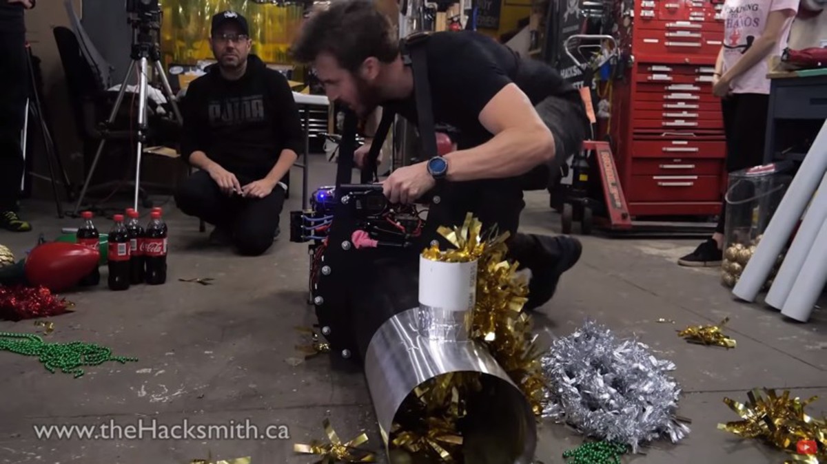 Изобретатели создали пушку-автомат для украшения ёлки