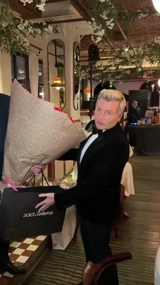 Платье с корсетом, Ксения Собчак, Пелагея, Сергей Лазарев и Николай Басков среди гостей: Полина Гагарина отметила 39-летие Гагарина, Полина, дочерью, Сергей, рождения, которым, Собчак, Полины, певиц, замужем, Лазарев, дважды, престижного, годуГагарина, профессионалов, Голоса, конкурса Singer аналог, вокального, азиатского, актёра