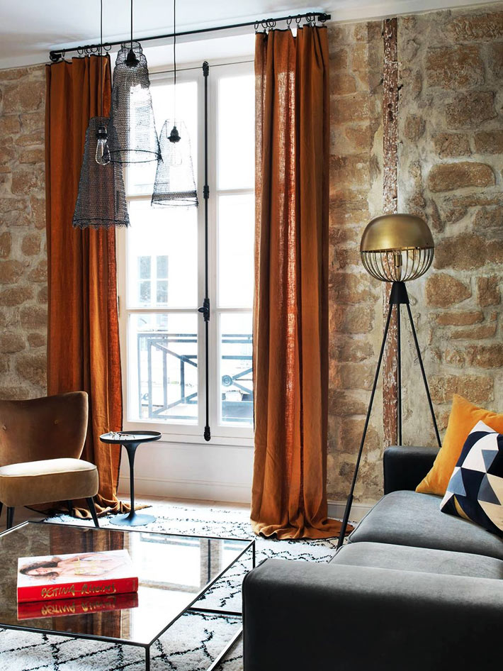 Небольшая квартира с атмосферой лофта в центре Парижа гостиной, Карсенти, спальней, очень, стиле, перегородка, линиями, которые, каменной, мебели, стены, акцентов, бархатом, яркими, штрихами, цветовых, горчичный, следует, отметить, элементами