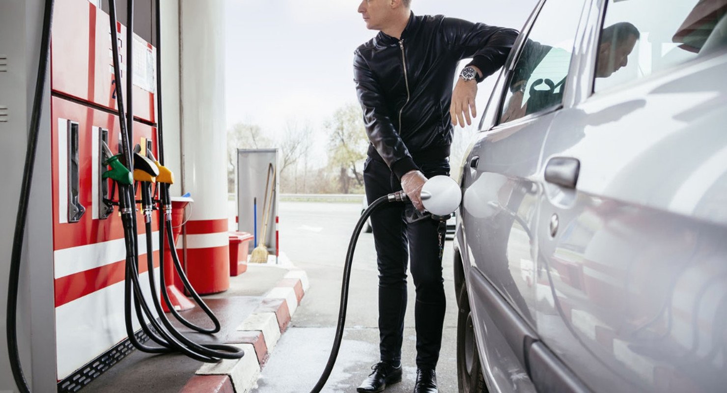 Почему многим нравится запах бензина