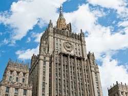 Американская демократия деградирует: в МИД РФ пообещали дать жесткий ответ на новые санкции
