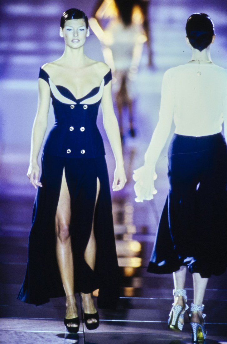 Взгляд в прошлое: 30 роскошных образов старых показов Versace самые, роскошные, Versace, Версаче, Джанни, своих, бренда, которых, десятилетия, звездного, ​​​​​​​Легендарный, модели, известные, представляли, подиуме, коллекции, новые, расширялся, кстати, отбирала