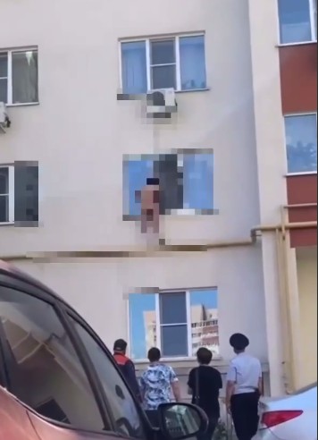 В Рязани голый мужчина пытался залезть в окно многоэтажки
