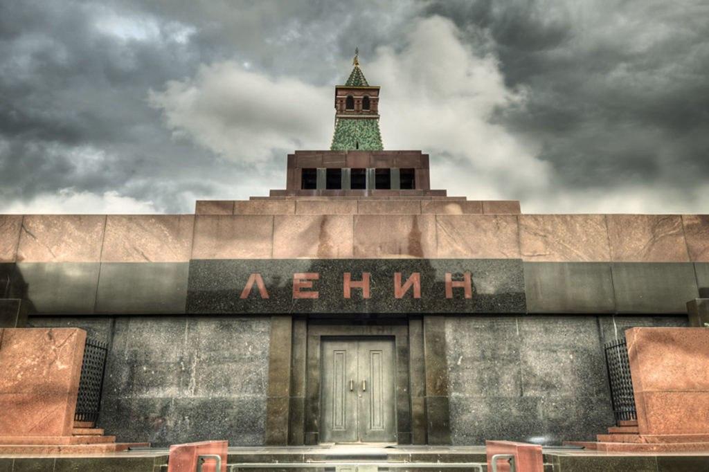 Союз архитекторов России объявил конкурс на лучшую концепцию по ре-использованию мавзолея Ленина. 