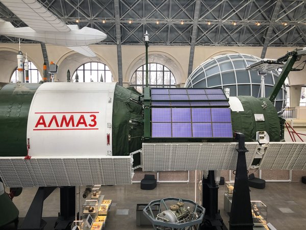 Одним из основных объектов экспозиции станет автоматическая орбитальная станция «Алмаз», а также модуль «Кристалл» полноразмерного макета орбитальной станции «Мир»