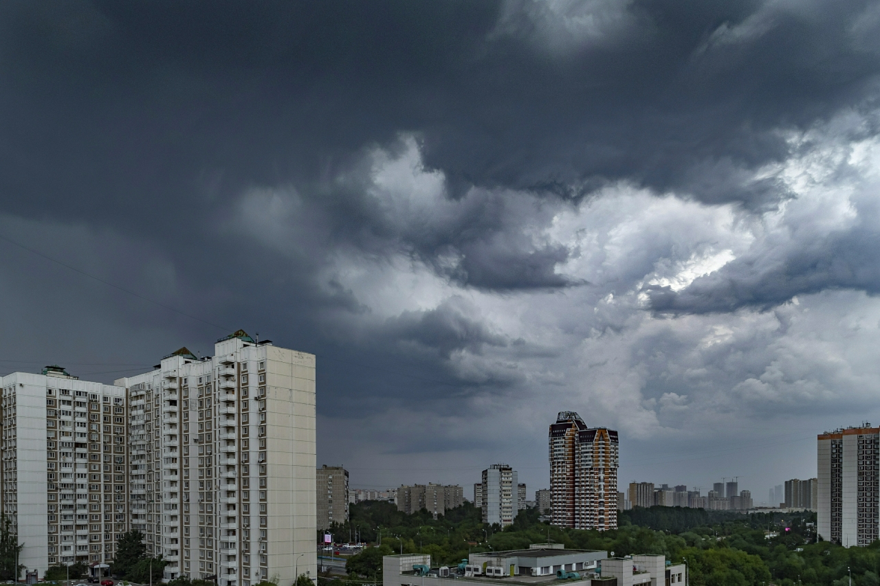 На москву надвигается ливень. На Москву надвигается циклон. Гроза в Москве сейчас. На Москву надвигается шторм.