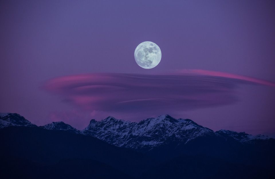 Мун голубое. Луна. Цветная Луна природное явление. Луна картинки. Голубая Луна.
