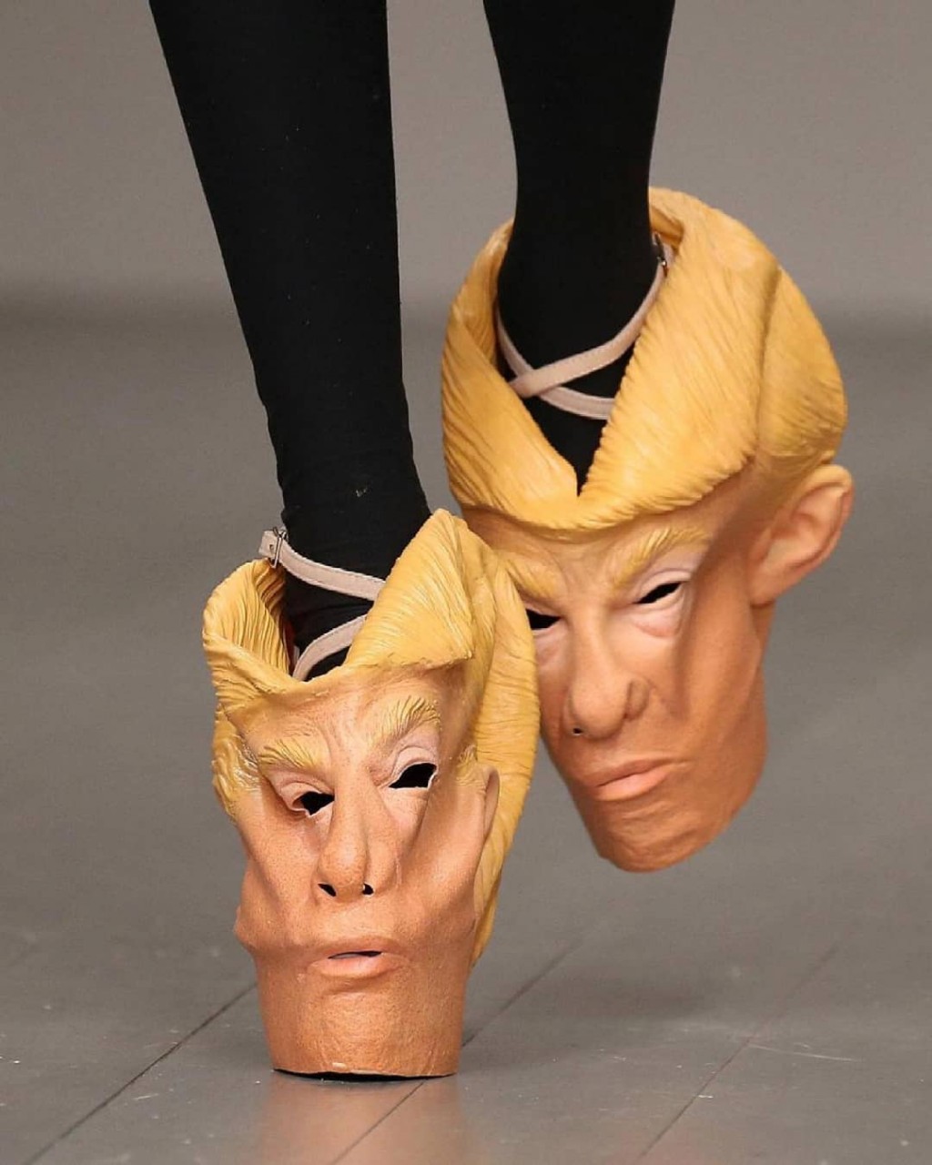 Туфли с лицом Трампа и комбинезон на всё тело: 9 самых диких модных луков дизайнеры
