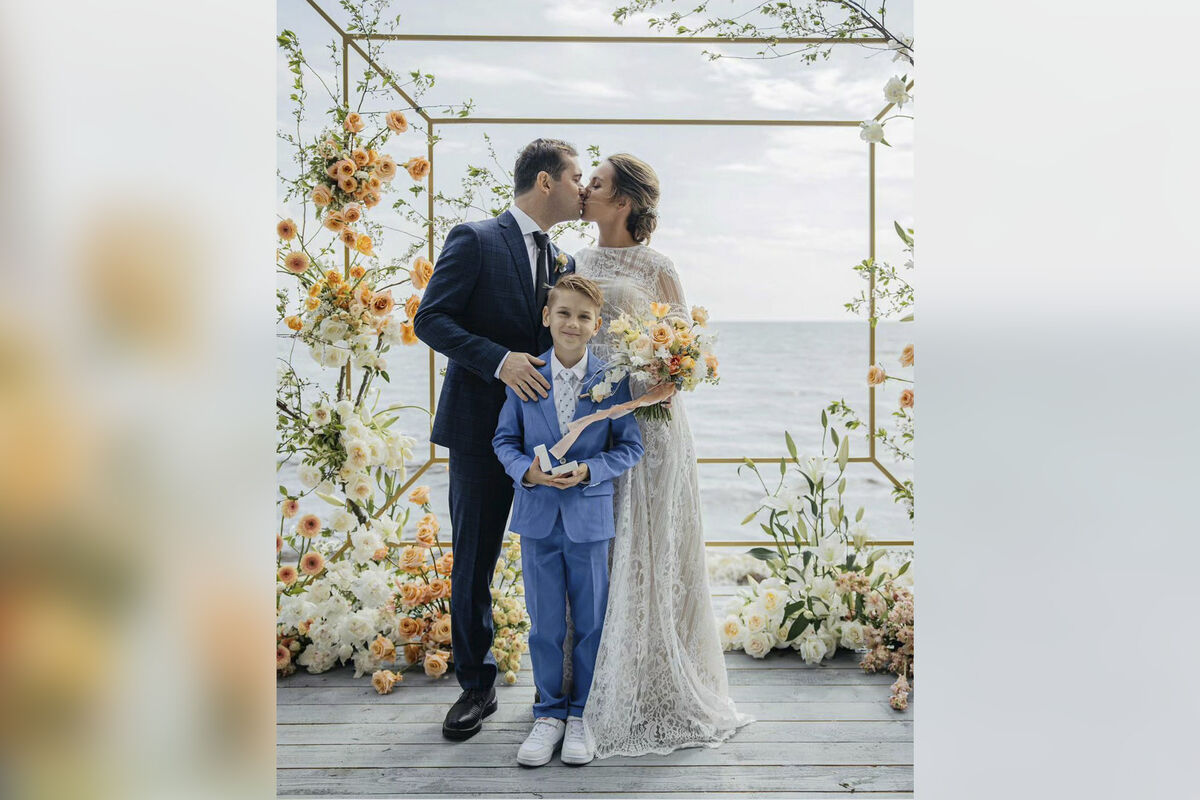 Экс-футболист Александр Кержаков опубликовал свадебное фото через год после торжества