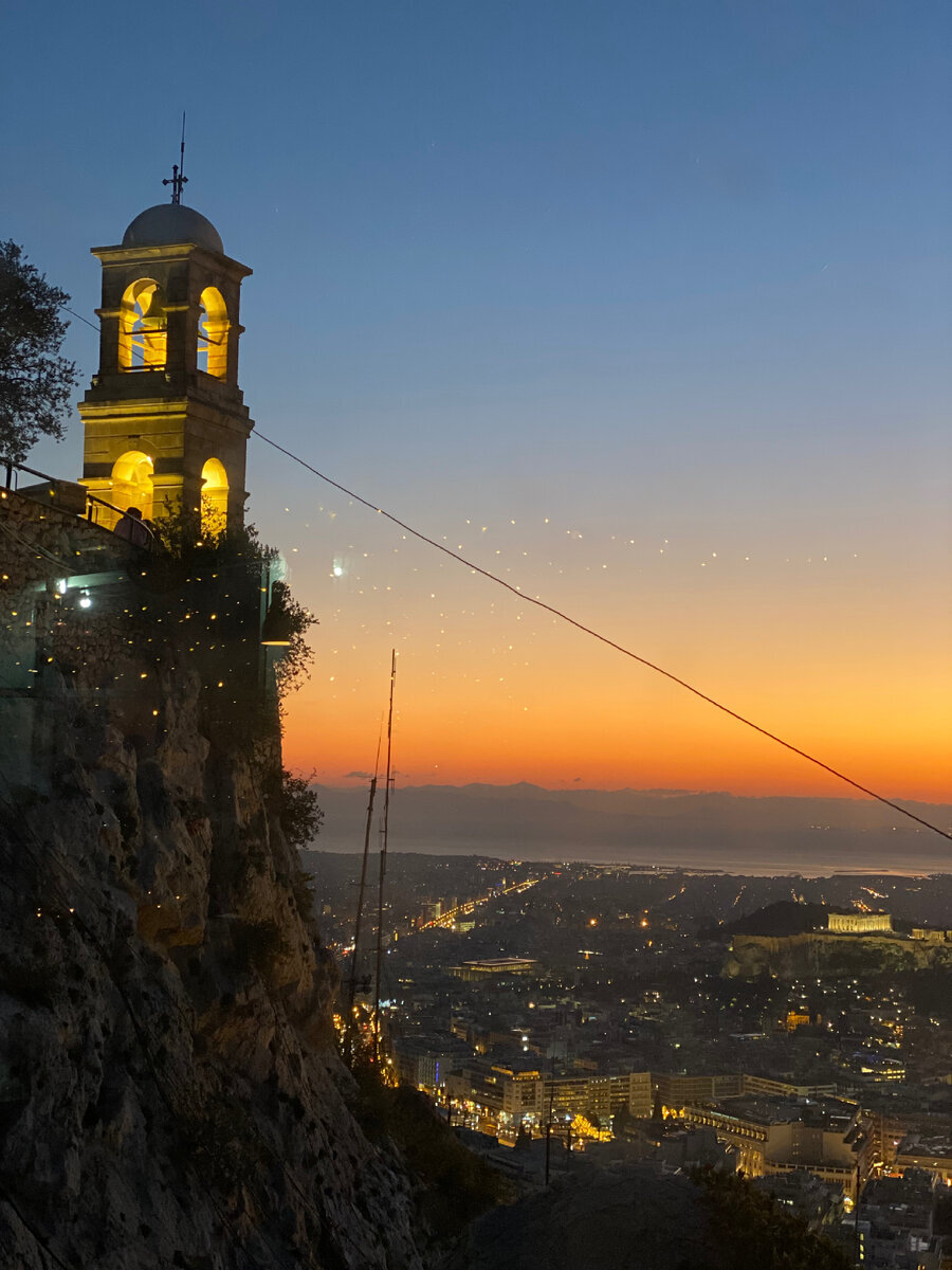 Если вы хотите погулять по городу и без толпы туристов посмотреть достопримечательности, отправляйтесь в Афины зимой