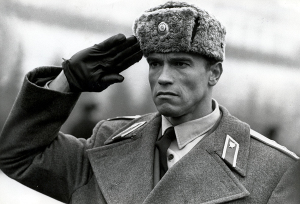 Почему солдаты, отдавая честь, подносят руку к виску?