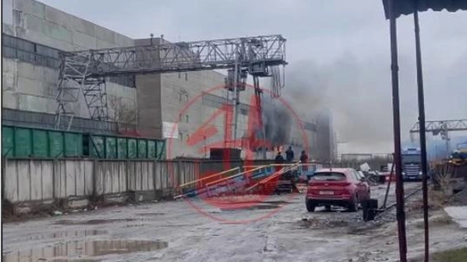 Крупный пожар произошел на складе с автозапчастями в Новосибирске