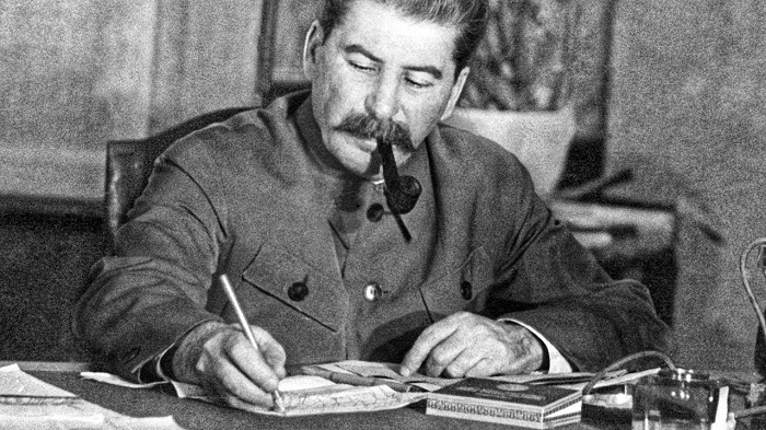 На одной из самых знаменитых фотографий Сталина, возможно, изображён двойник.