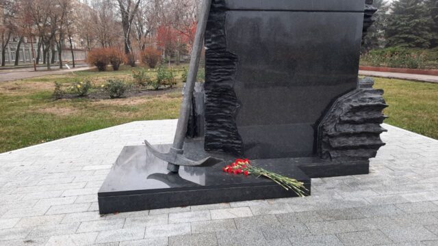 Свежие цветы у  памятника советскому бойцу.