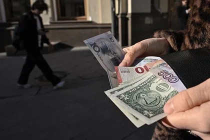 Россиянам дали совет по обмену валюты для поездок за границу