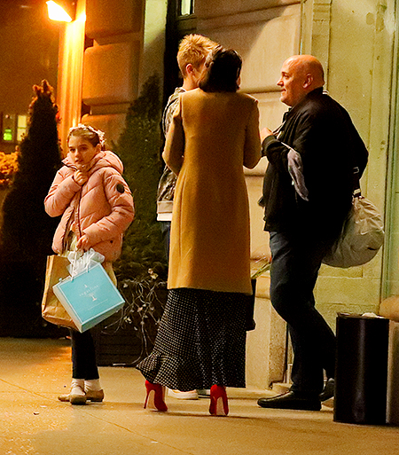 Кэти Холмс с дочерью Сури на выходе из ресторана в Нью-Йорке